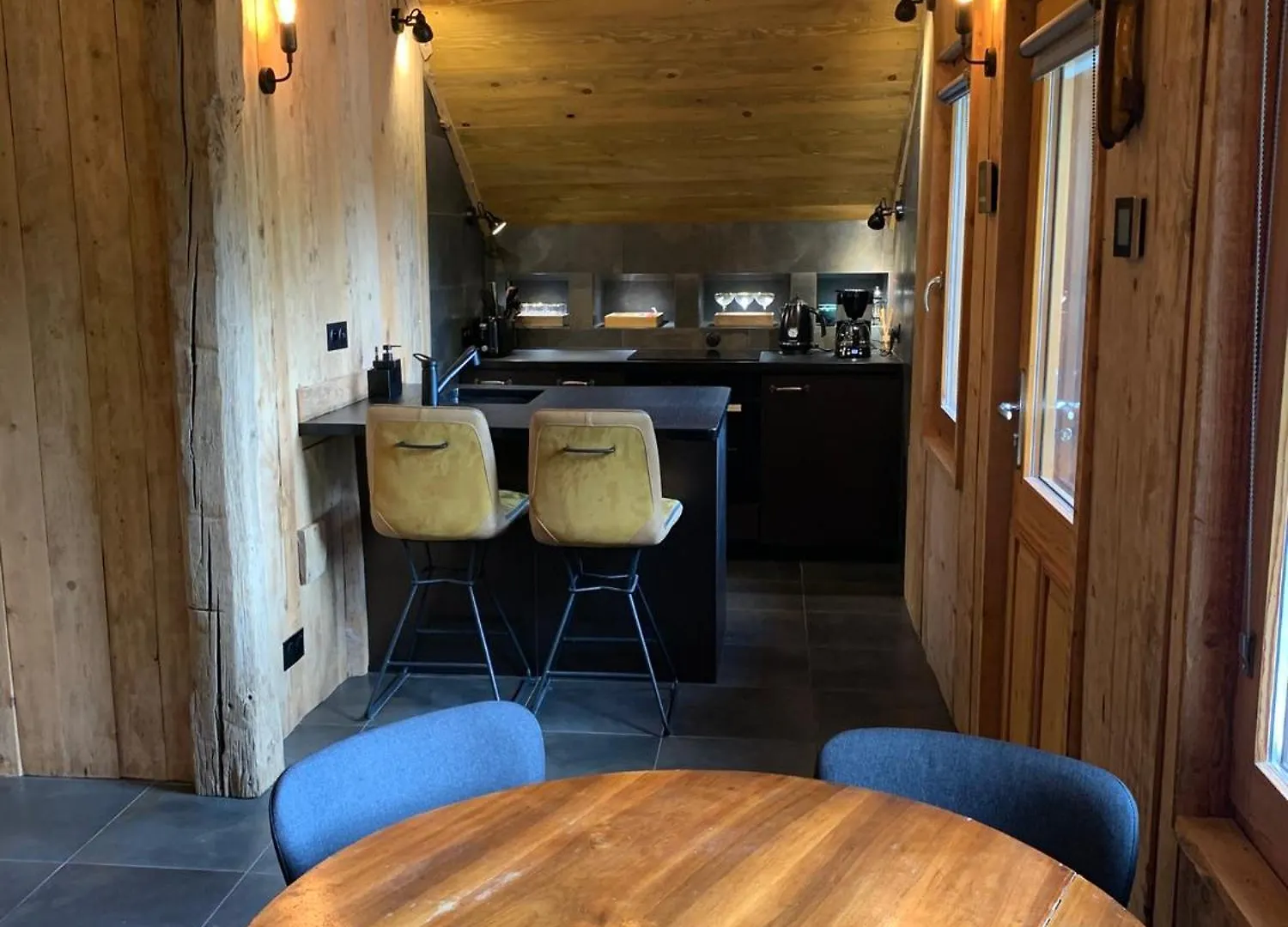 Apartment Alys, Contemporary Style Apartment In Mountain Village Abondance